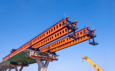 Metal fırlatma gantry yapısı mavi berrak gökyüzü arka planına karşı yüksek karayolu inşaatı temelinde beton tipik segment Joint kurulumu için