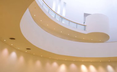 Bangkok, Tayland 'da bulunan Bangkok Sanat ve Kültür Merkezi' nin içindeki iç sarmal merdivenlerin çarpıcı eğri desenli düşük açılı görüntüsü