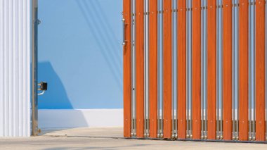 Modern evin önündeki elektrikli sürgülü kapı, bakış açısı