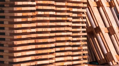 Eski ahşap paletlerden, geri dönüşümden ve kullanılan ahşap maddenin yeniden kullanımından yapılmış bir yığın küçük kare ahşap baz. 