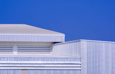 Alüminyum çelik duvar. Endüstriyel depo fabrikasının havalandırması mavi gökyüzü arka planına karşı.