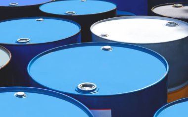 Petrol varilleri endüstriyel alanda güneş ışığı alan bir grup.