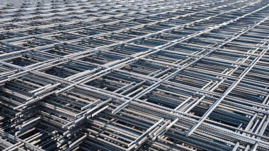 İnşaat alanına güçlendirilmiş beton döşeme için çok sayıda prefabrik çelik takviye tel örgü arka planı