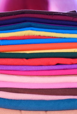 Birçok renkli pamuk kumaş grubu dikey çerçevede dizilmiş arka plan