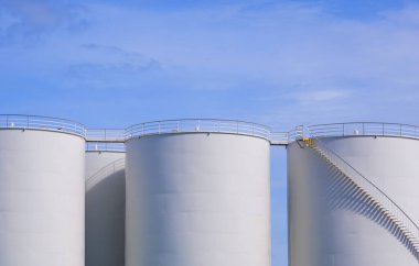Kaba Petrol Sanayii Petrol Rafineri Bölgesinde Mavi Gökyüzü Arkaplanına Karşı Beyaz Yakıt Tankları