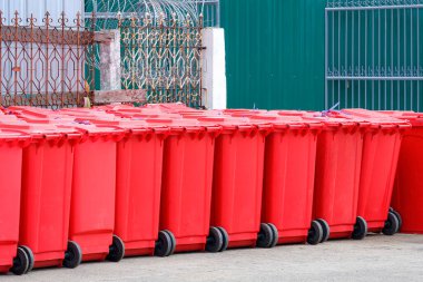 Kırmızı Zararlı Çöp Kutuları Grubu, Covid 19 salgını sırasında hijyenik bir şekilde ortadan kaldırılmayı beklerken hastanenin arka tarafına yerleştirildi.