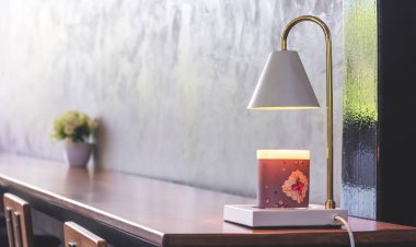 Modern kahvehanenin kafeterya bölgesinde, uzun ahşap tezgah masa üzerinde beyaz klasik lamba, fotokopi alanı ile perspektif yan görünümü