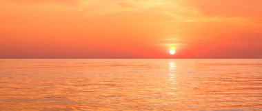 Deniz Gündoğumu Panoramik Arkaplan Sabah Güneşle Güneşli Turuncu Yaz Gökyüzü Altın Saat ve Sarı Güneş Işığı Su Yüzeyi Yansıması