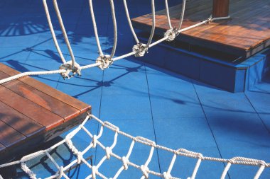 Halat tırmanma klasik Açık hava Tahta Oyun Alanı Ekipmanı Mavi Lastik Döşeme Mat Kamu Park alanında