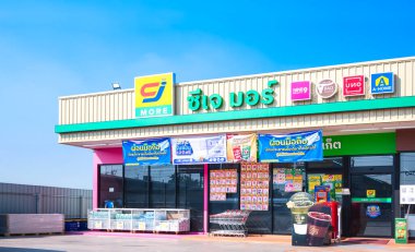 Samut Sakhon, Tayland - 30 Ocak 2025: CJ daha fazla mavi gökyüzü arka planı, perspektif yan görünümü