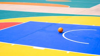 Açık havada basketbol ve futsal sahasının renkli deseni lisede beton bahçe zemininde basketbol sahası.