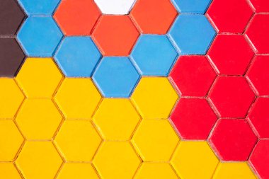 Altıgen kaldırım taşı blokları zemin zemin zemin zemin. Yüzeyde renkli geometrik desen dekorasyonu var.