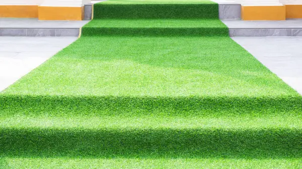 Merdivenlerde suni çim ve açık hava etkinlikleri için avlu ile farklı seviyedeki yürüyüş yollarını dekore edin.