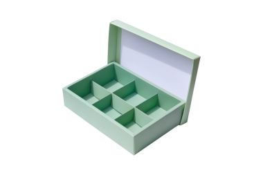 Saydam arkaplanda izole edilmiş, pastel yeşil renkli 6 bölümlü karton kutu, png dosyası