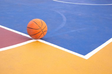 Beton zemin yüzeyinde renkli desenli basketbol sahası açık hava sporları arka planı.