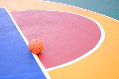 Basketbol açık hava basketbol sahasında beton zemin yüzeyinde renkli desenli, spor sahasında arka plan