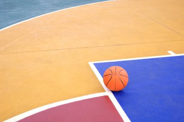 Beton zemin yüzeyinde renkli desenli basketbol sahası açık hava sporları arka planı.