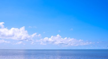 Deniz Üzerindeki Bulutlarla Mavi Gökyüzü Arkaplanı, İdealist Doğal Ufuk Yaz Deniz Burnu Arkaplanı Kopya Boşluğu Arkaplanı