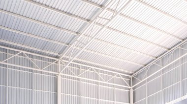 Oluklu çelik çatı ve alüminyum duvarlı beyaz metal çatı kirişi fabrika binası, düşük açılı ve iç manzaralı. 