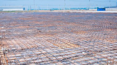 Endüstriyel fabrika inşaat sahasındaki beton döşeme işleri için geniş zeminde takviye çelik döşeme