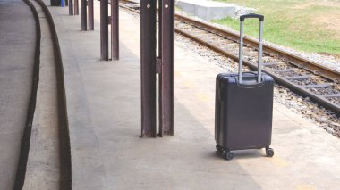Kırsal bölgedeki tren istasyonunun kavisli platformu, perspektif kenar görünümü