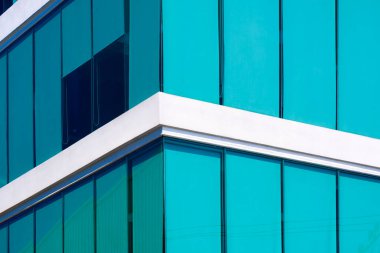Yeşil paten güneşli cam ofis binası duvar odasının içini modern tarzda jaluzi, dış mimari arka planı minimal tasarım
