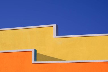 Minimum Dış Bina Arkaplanı, Renkli Geometrik Beton Duvarı Mavi Gökyüzü 'ne Karşı Modelleme Tekniği, Kopya Boşluğu ile Düşük Açı Görünümü