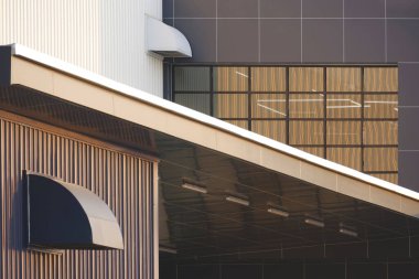 Kurutma delikleri kahverengi ve beyaz kıvrımlı metal duvar, düşük açı ve bakış açısı olan modern sanayi tipi ofis binaları.