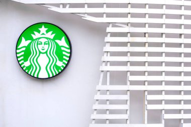 Samut Sakhon, Tayland - 21 Kasım 2020: Starbucks logosu, modern tarzda beyaz dış bina duvarında geometrik çelik desenli