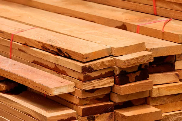 İnşaat alanına istiflenmiş ahşap kereste grubu, ahşap inşaat malzemesi arka planı.