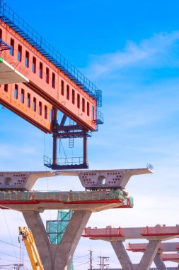 Metal fırlatma gantry yapısı mavi dikey gökyüzü arkaplanına karşı yüksek karayolu temelinde beton tipik segment eklem kurmak için