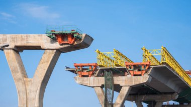 Mavi gökyüzü arkaplanına karşı yüksek ekspres yol yapısının temeli üzerine metal fırlatma gantry, Perspektif yan görünümü