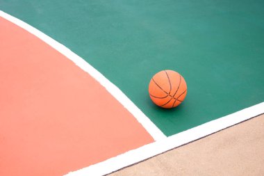 Basketbol açık hava basketbol sahasının beyaz dış hatlı yeşil ve turuncu üzerine