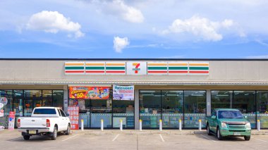 Samut Sakhon, Tayland - 14 Ağustos 2025: Müşteri hizmetleri otoparklı geniş 7-11 mağazası
