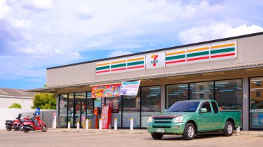 Samut Sakhon, Tayland - 14 Ağustos 2025: Müşteri Hizmetleri Otoparkı 'na sahip Büyük 7-11 Market, Blue Sky arka planı, Side view