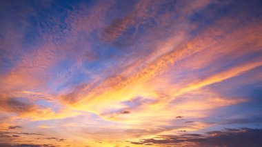 Günbatımı Gökyüzü Arkaplanı Renkli Sarı Turuncu Dramatik Alacakaranlık Bulutları Mavi Akşam Gökyüzü Güzel Yaz Gündoğumu Horizon Gökyüzü