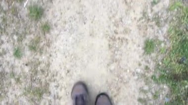 Yürüyüş ayakkabıları üstten kaydedilen bir erkek ya da kadının doğa videosu.