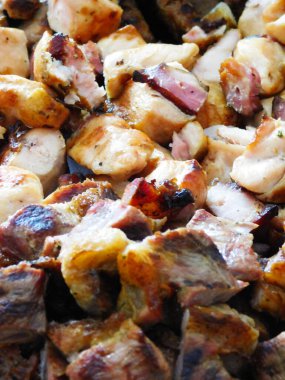 Küçük ızgara domuz eti parçalarının yakın plan fotoğrafı.