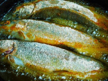 Yağ içinde kızartılmış balığın yakın plan fotoğrafı.