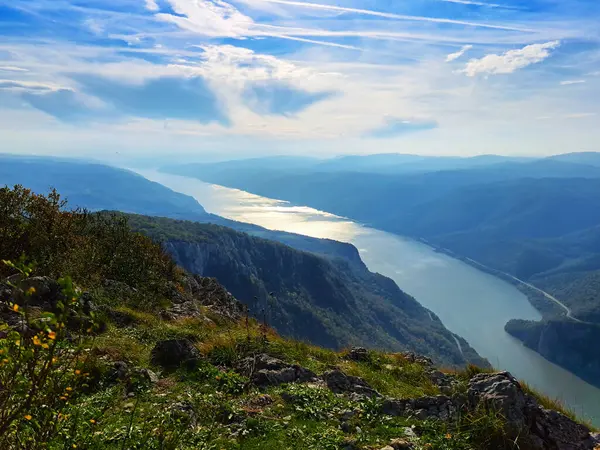 Tuna manzarasının panoramik manzarası. Fotoğraf, Ulusal Park Djerdap 'ın doğu tarafından Demir Kapı' nın üzerindeki 