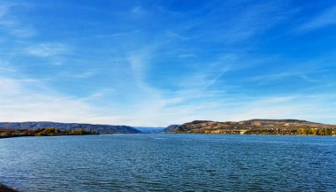 Tuna Nehri üzerindeki panorama manzarası ve merkezdeki hidroelektrik santrali