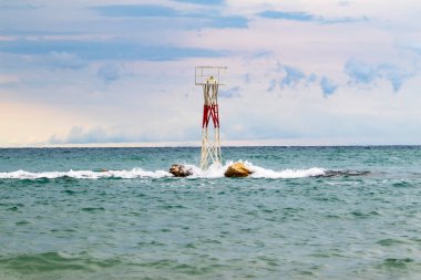 Yunanistan 'ın Platamon kentindeki taştan bir set üzerinde küçük bir deniz feneri