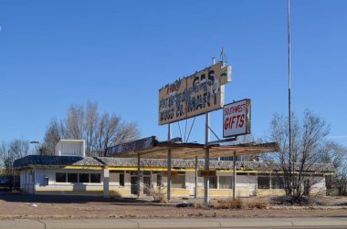 66 eski dükkan, motel tabelası ve terk edilmiş yerler.