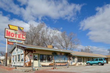 66 eski dükkan, motel tabelası ve terk edilmiş yerler.