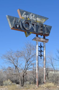 66 eski dükkan, motel tabelası ve terk edilmiş yerler.