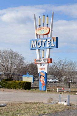 66 eski dükkan, motel tabelası ve terk edilmiş yerler.