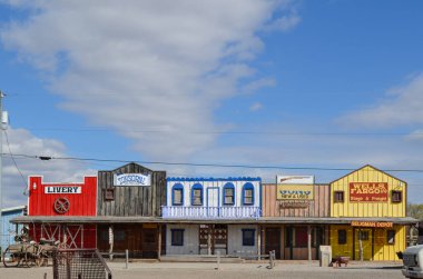 66 eski dükkan, motel tabelası ve terk edilmiş yerler.