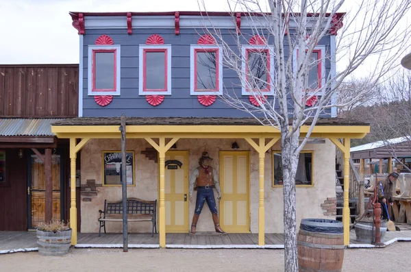 66 eski dükkan, motel tabelası ve terk edilmiş yerler.