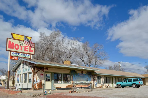 66 eski dükkan, motel tabelası ve terk edilmiş yerler.