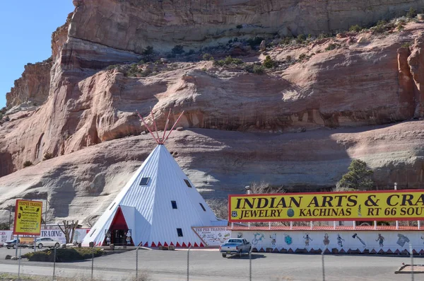 66 eski dükkan, motel tabelası ve terk edilmiş yerler.